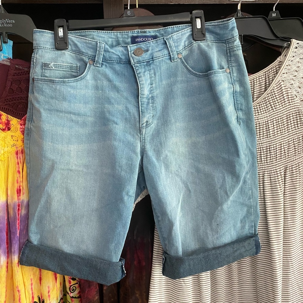 Bandolino Riley fit shorts light colored size 10